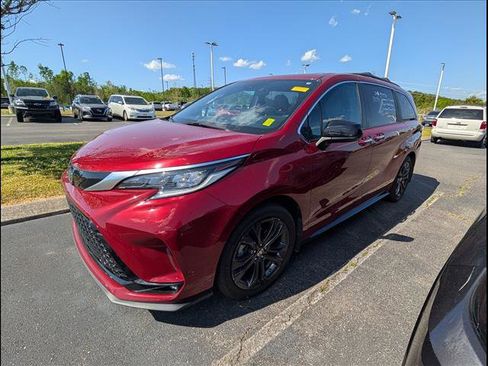Used 2022 Toyota Sienna XSE image 4