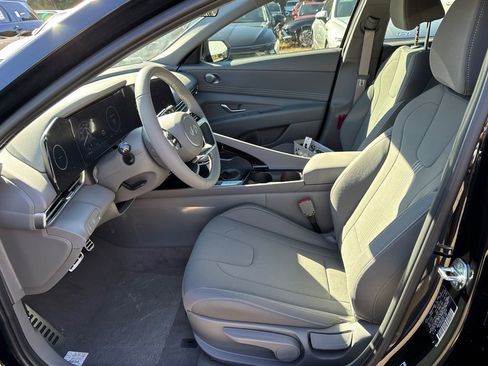 New 2025 Hyundai Elantra SEL image 9