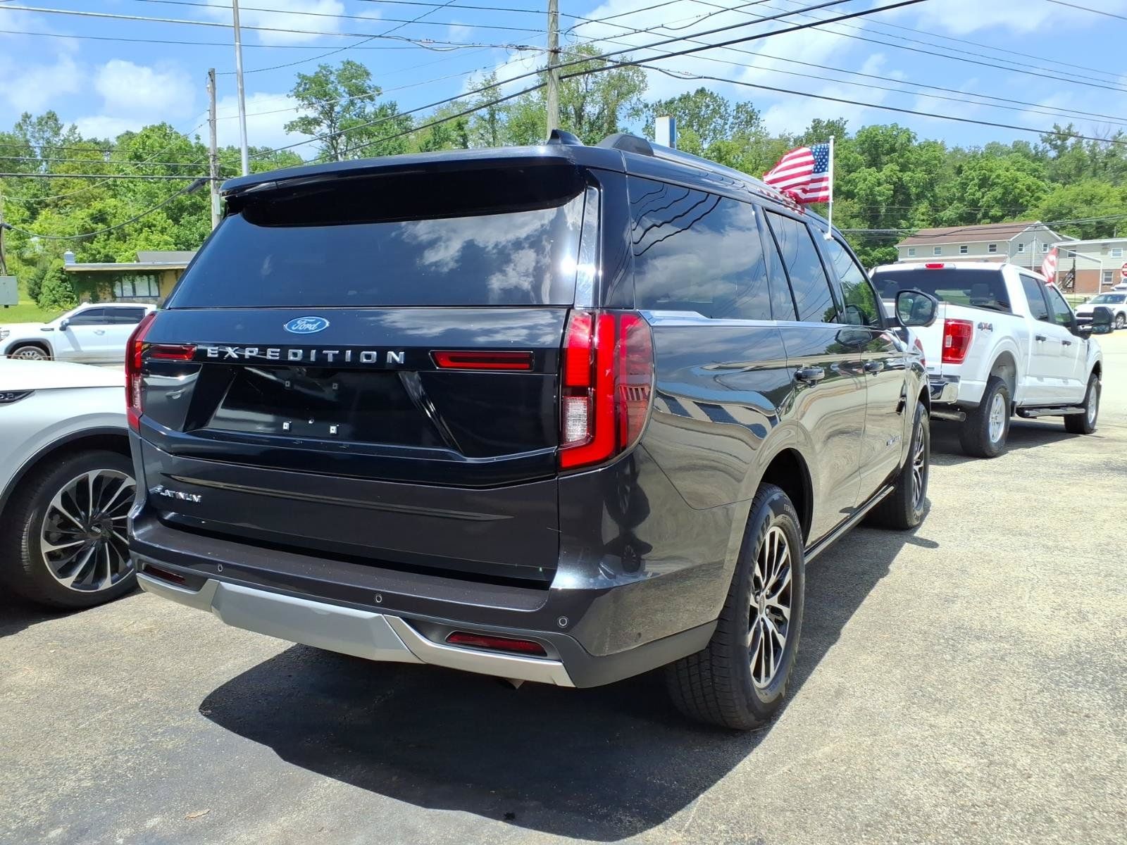Used 2025 Ford Expedition Platinum AWD/4WD image 3