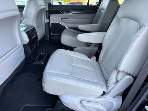 Used 2024 Jeep Wagoneer L Series II w/ Flexible Seating Group RWD image 15