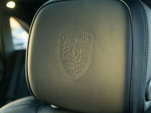 Certified 2023 Porsche Macan image 17