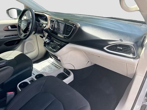 Used 2023 Chrysler Voyager LX image 30