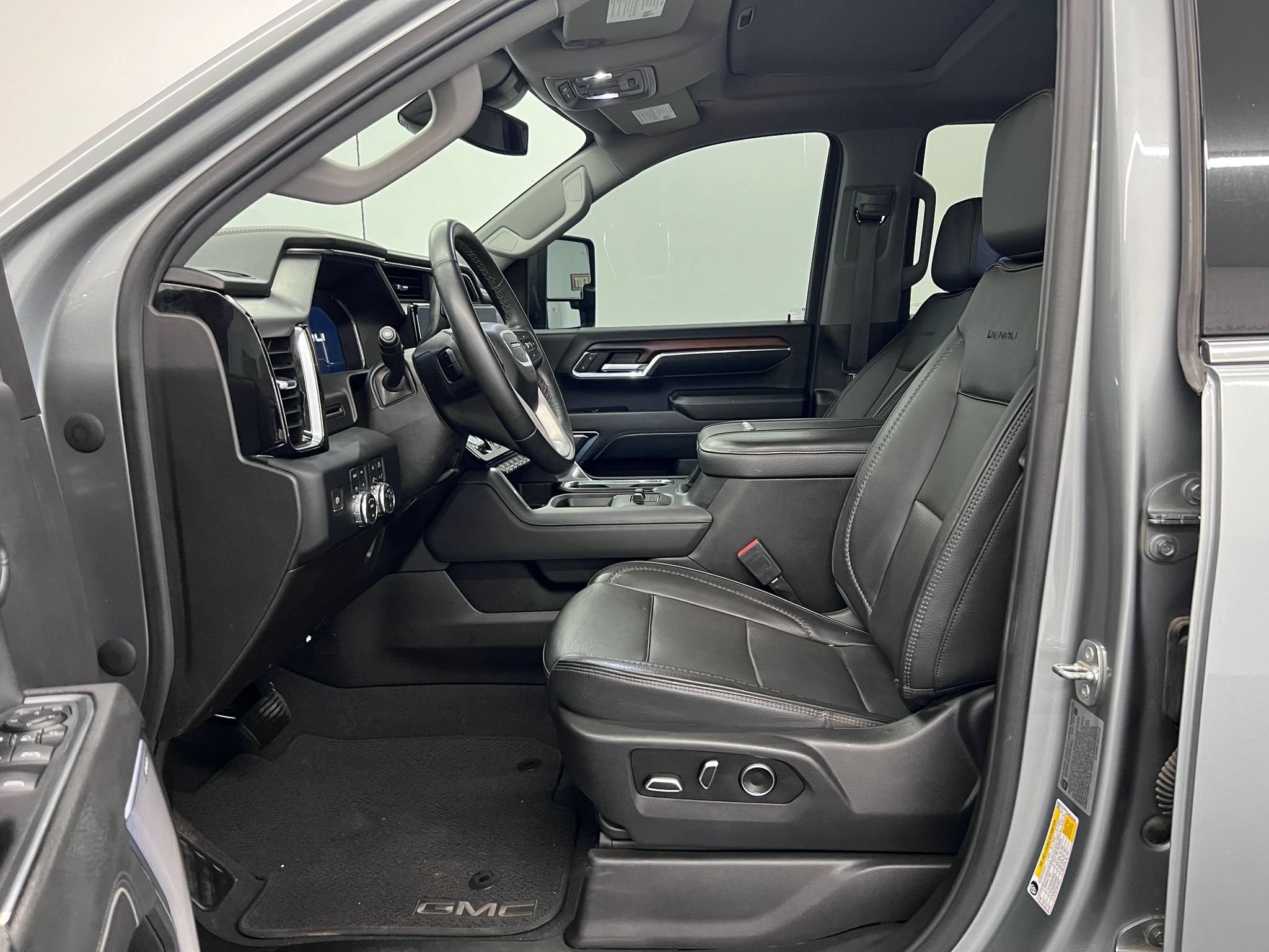 Used 2024 GMC Sierra 3500 Denali AWD/4WD image 5