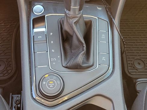 Used 2019 Volkswagen Tiguan SEL Premium image 33