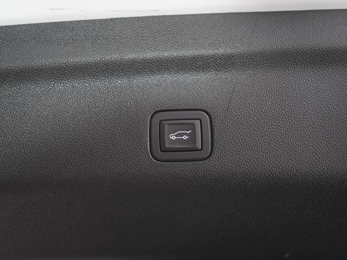 Used 2025 GMC Yukon XL Denali AWD/4WD image 12