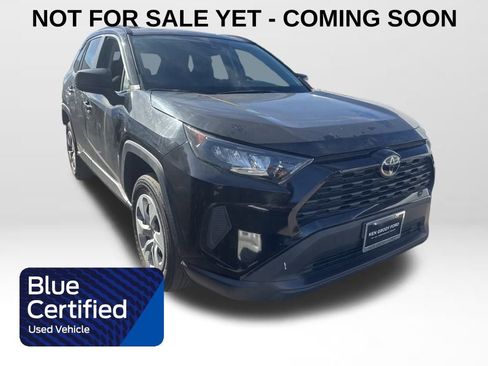 Used 2021 Toyota RAV4 LE image 1