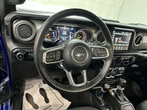 Used 2019 Jeep Wrangler Unlimited Sahara AWD/4WD image 4