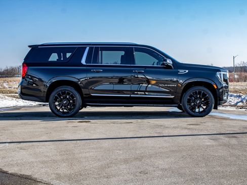 Used 2022 GMC Yukon XL SLT w/ SLT Premium Package image 2