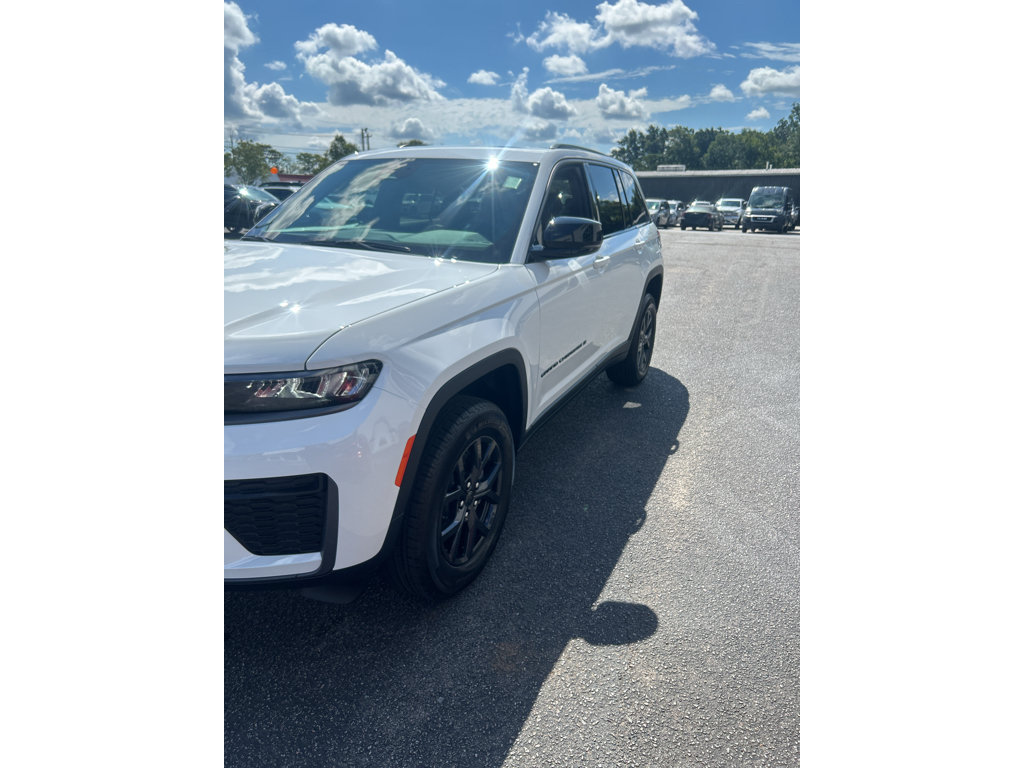 New 2027 Jeep Grand Cherokee Altitude RWD image 3