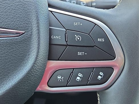 Used 2025 Chrysler Pacifica Select FWD image 20