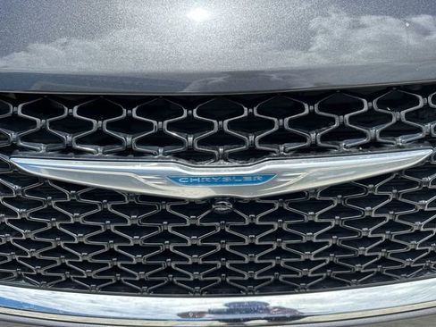 Used 2021 Chrysler Pacifica Limited w/ Uconnect Theater Family Group FWD image 10