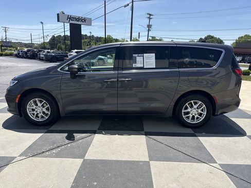 Used 2023 Chrysler Pacifica Touring-L FWD image 7