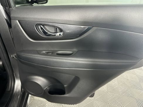 Used 2020 Nissan Rogue SV FWD image 25