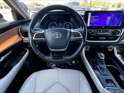 Used 2024 Toyota Grand Highlander AWD image 5