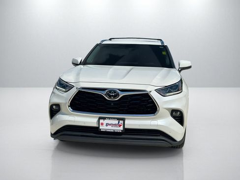 Used 2021 Toyota Highlander Limited AWD/4WD image 2