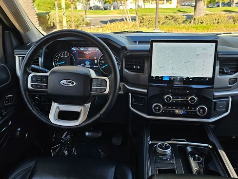 Used 2024 Ford Expedition XLT image 21