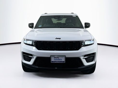 Used 2023 Jeep Grand Cherokee Altitude image 2