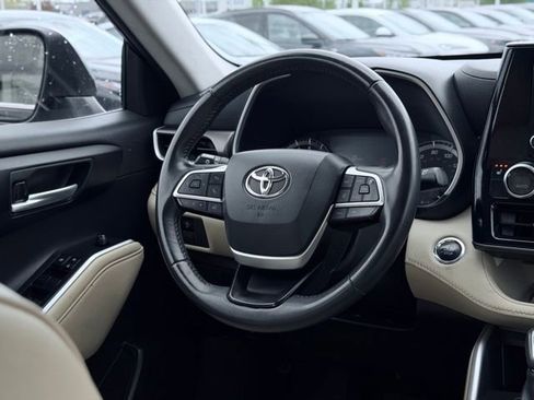 Used 2023 Toyota Highlander XLE AWD/4WD image 23