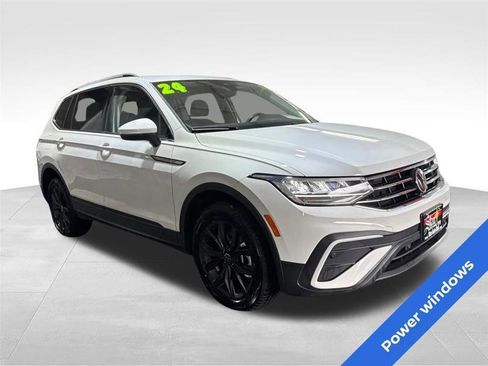 Used 2024 Volkswagen Tiguan SE image 3