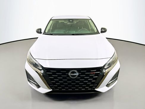 Used 2023 Nissan Altima 2.5 SR FWD image 2