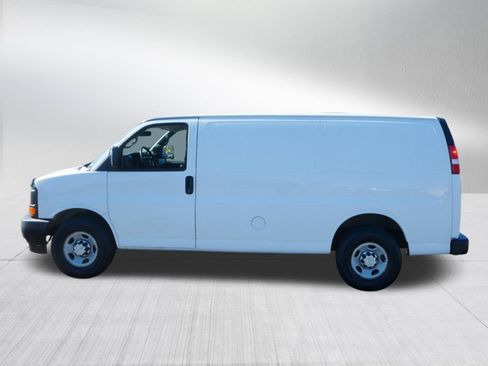 Used 2017 Chevrolet Express 2500 RWD image 4