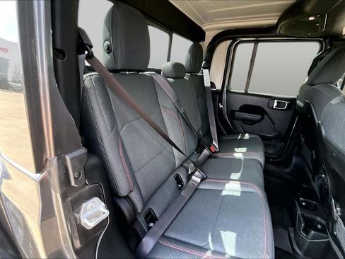 Used 2025 Jeep Gladiator Rubicon w/ Convenience Group AWD/4WD image 14