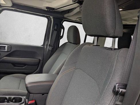 Used 2025 Jeep Wrangler Sahara image 15