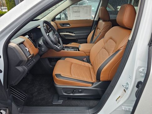 New 2025 Nissan Pathfinder Platinum image 17