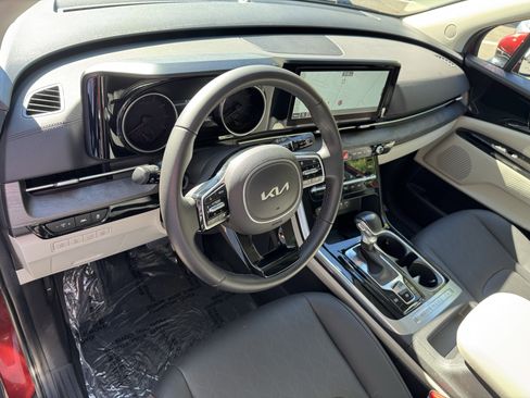 Used 2024 Kia Carnival EX image 16