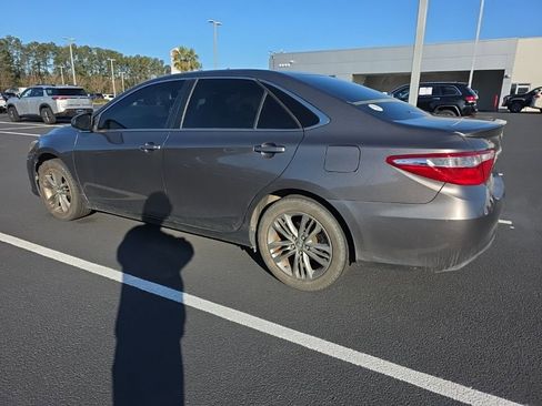 Used 2017 Toyota Camry SE image 4