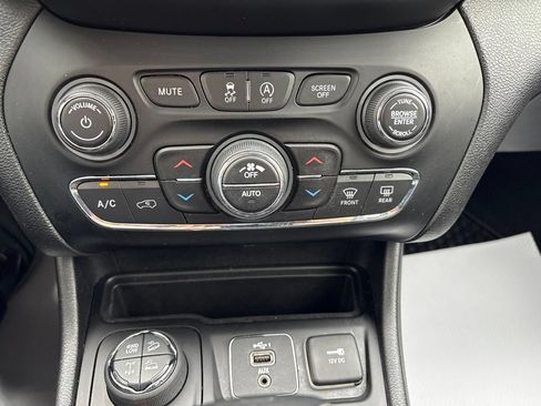 Used 2020 Jeep Cherokee Trailhawk w/ Cold Weather Group AWD/4WD image 29
