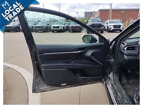 Used 2018 Toyota Camry LE image 11