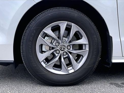 Used 2025 Toyota Sienna XLE image 35