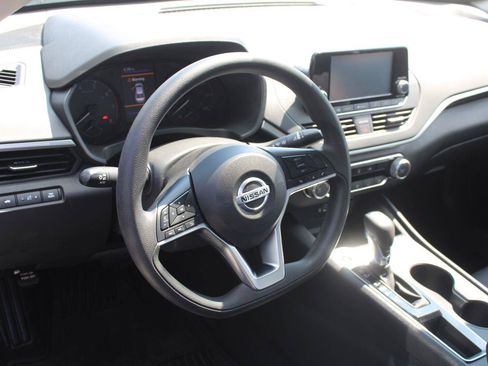 Used 2022 Nissan Altima 2.5 S FWD image 9
