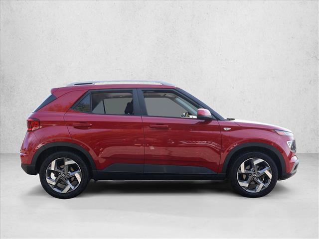 Used 2022 Hyundai Venue SEL FWD image 4