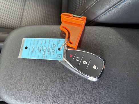 Used 2025 Chevrolet Trax LT w/ LT Convenience Package FWD image 11