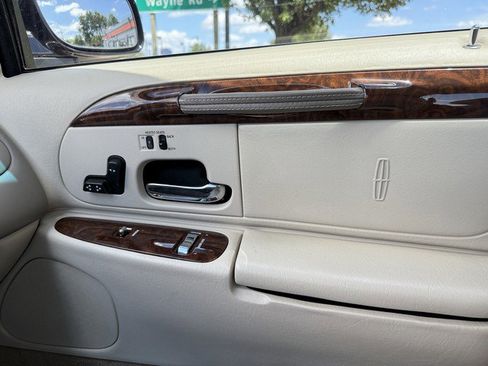 Used 2001 Lincoln Town Car Cartier image 36