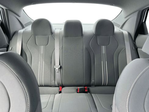 Used 2025 Hyundai Elantra Blue image 16