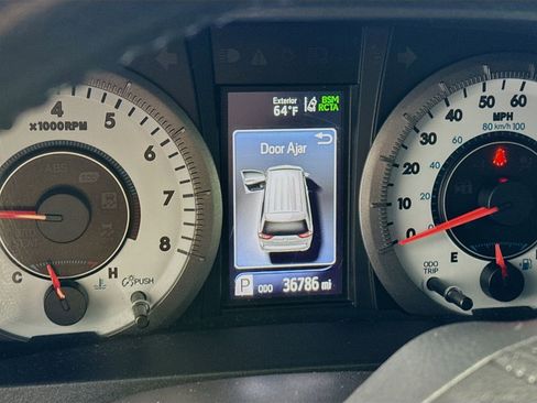 Used 2020 Toyota Sienna SE w/ SE Preferred Package FWD image 9