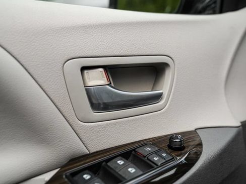 Used 2015 Toyota Sienna XLE w/ XLE Navigation Package FWD image 43