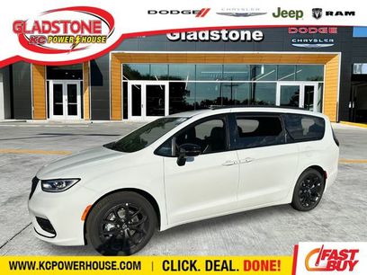 New 2026 Chrysler Pacifica Limited w/ S Appearance Package