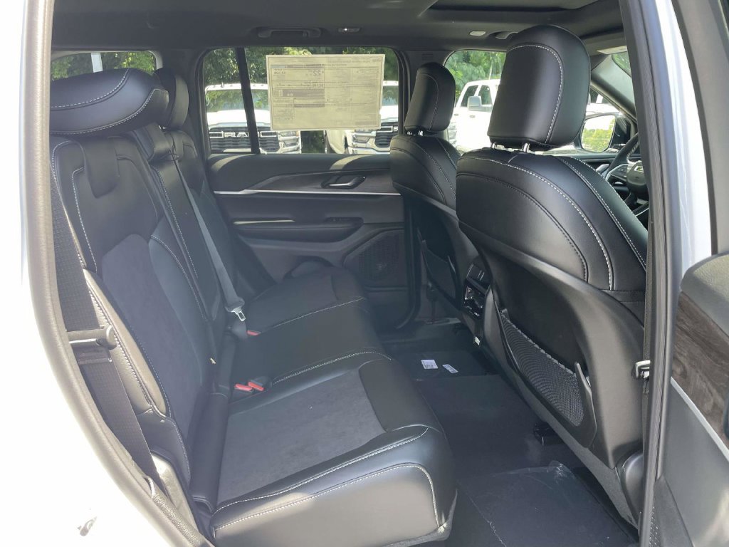 New 2027 Jeep Grand Cherokee Altitude AWD/4WD image 18