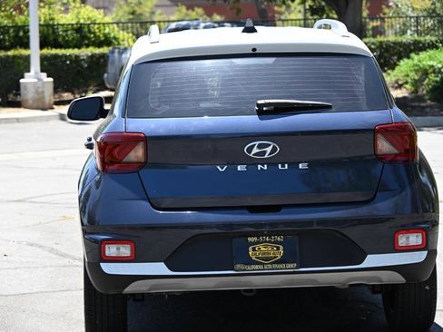 Used 2022 Hyundai Venue Limited FWD image 5