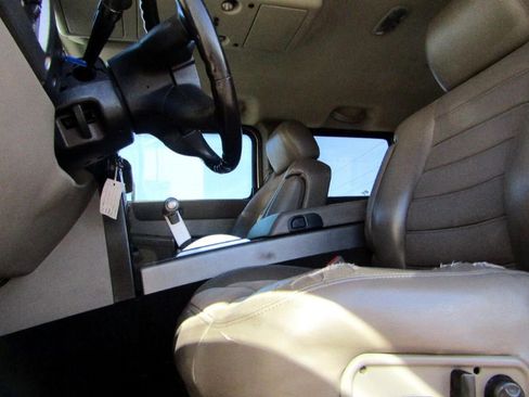 Used 2003 HUMMER H2 w/ Preferred Equipment Group image 6