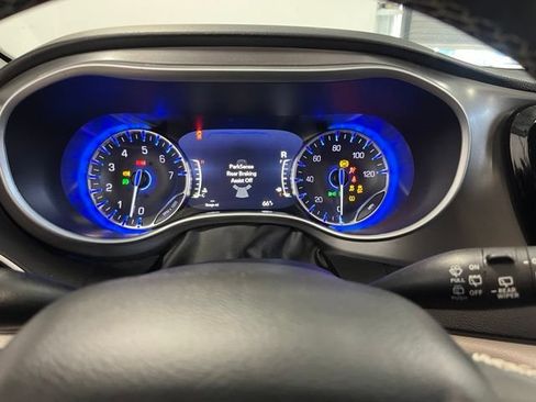 Used 2024 Chrysler Pacifica Touring-L FWD image 25