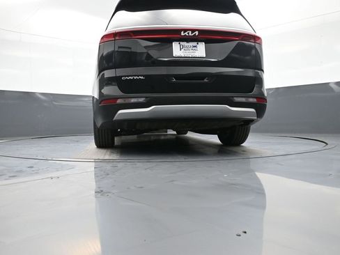 Used 2023 Kia Carnival EX image 31