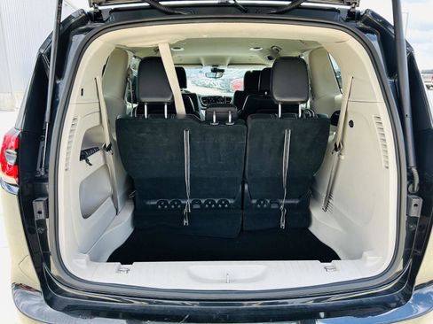Used 2023 Chrysler Pacifica Touring-L FWD image 28