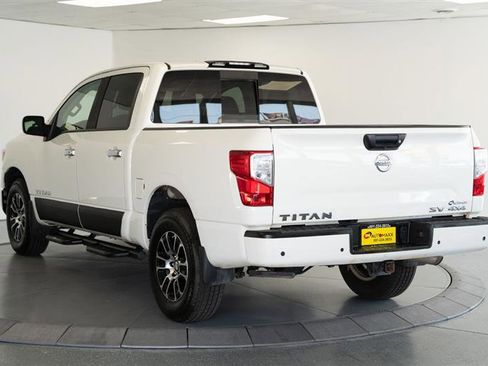 Used 2021 Nissan Titan SV w/ SV Convenience Package image 5