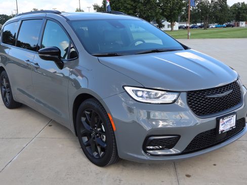 Used 2025 Chrysler Pacifica Limited FWD image 3