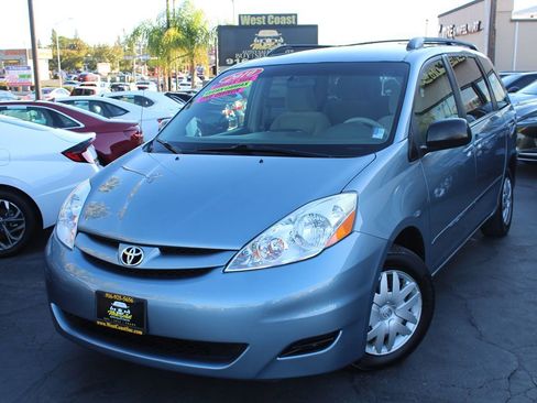 Used 2010 Toyota Sienna LE image 2